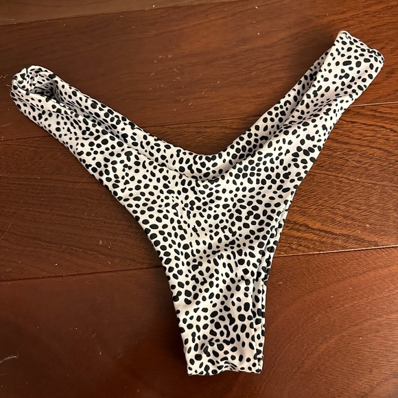 💕3 for $8💕 Zaful Cheeky Swimsuit Bottoms size S Black & White - Picture 1 of 2